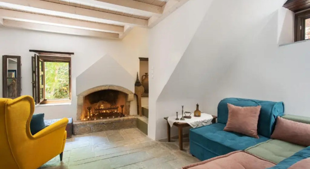 Myrsinis Castle House - Comfortable Residence with Large Balcony & Sea View, Prenota Hotel Malvasia 