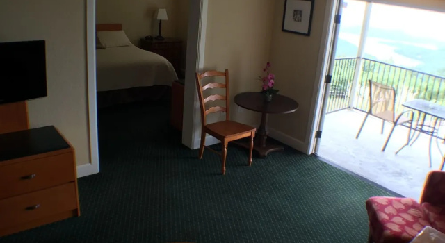 Двухместный номер Superior с балконом и с видом на озеро Whitney Mountain Lodge