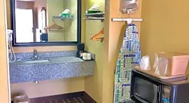 Четырёхместный номер Standard Deerfield Inn