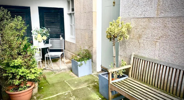 Contemporary Edinburgh 2B City Centre garden flat, close to Castle