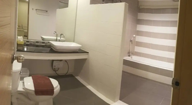 Четырёхместный номер Comfort с балконом OMG Hotel
