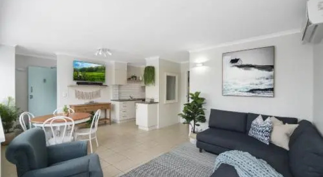Renovated Moololaba Unit 100m To Beach, Забронировать Отель Отели Мулулаба с парковкой, рядом с Пристань для яхт в Мулулаба, Парковка