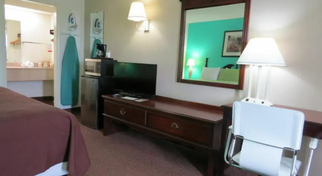 Номер Standard Super 8 by Wyndham Kingston