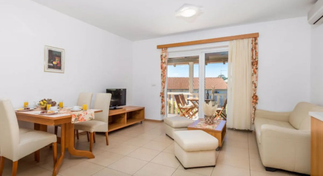 Apartment Petra 3 Spiez, Varaa Huoneisto Hotellit Kvarner Islands uima-altaalla, Uima-allas