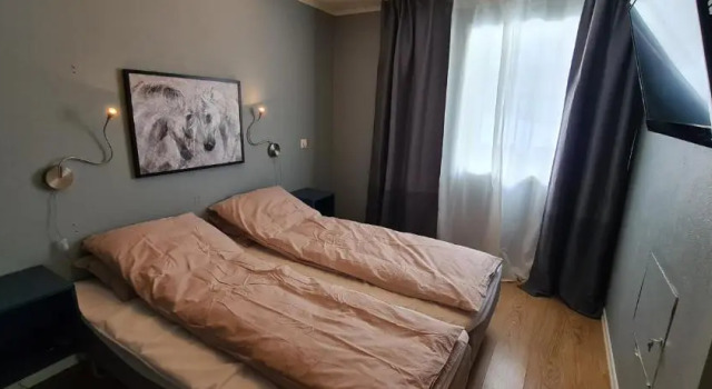 Cheerful 4-bedroom home with fireplace, 1,5km from Flåm center, Забронировать Отель Эурланн Согне-фьорд