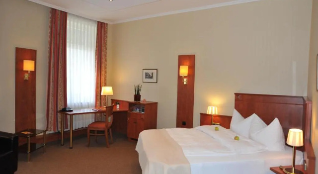 Трёхместный номер Standard Hotel Rheinischer Hof