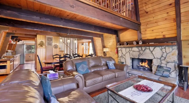 2073 - Mount Shasta Retreat 3 Bedroom Home by Redawning
