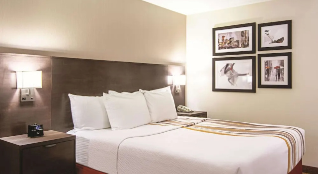 Двухместный номер Standard с видом на горы La Quinta Inn by Wyndham Vancouver Airport