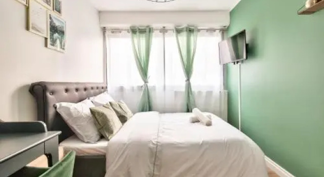 Chic and spacious apart with parking, Забронировать Отель Бобиньи Seine-Saint-Denis