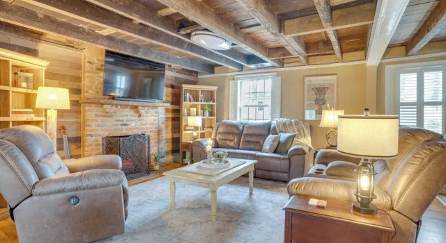 Walk to Beach: Historical Fredericksburg Home, Забронировать Дом для отпуска Фредериксберг Виргиния