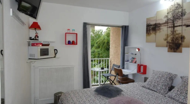 Одноместный номер Standard с балконом Chambre 1 PERSONNE et STUDIO 1 personne Avec Entrée Libre et Salle de Bain Privée