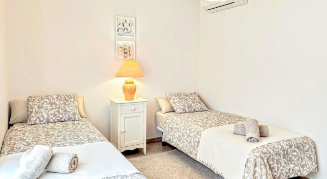BEACHFRONT Spacious House with Pools, Bathtubs, Garden, Sea View