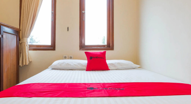 Номер Standard RedDoorz near Pasar Pagi 2 by Cassana