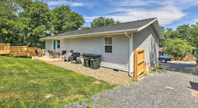 Pet-friendly Digs w/ Fire Pit & Large Yard!, Buchen Sie Ferienhaus Fayetteville 