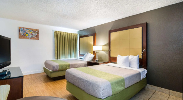 Четырёхместный люкс Econo Lodge Airport near Billy Graham Parkway