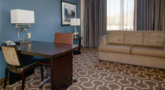 Люкс Embassy Suites by Hilton St Louis Airport