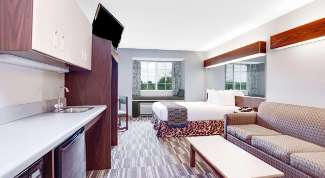 Люкс Microtel Inn and Suites by Wyndham Columbus North