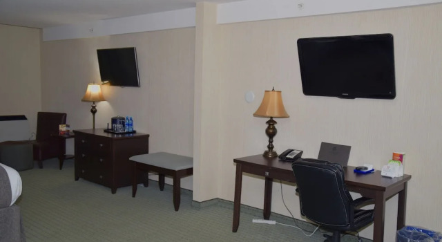 Четырёхместный номер Premium Coast Lethbridge Hotel & Conference Centre