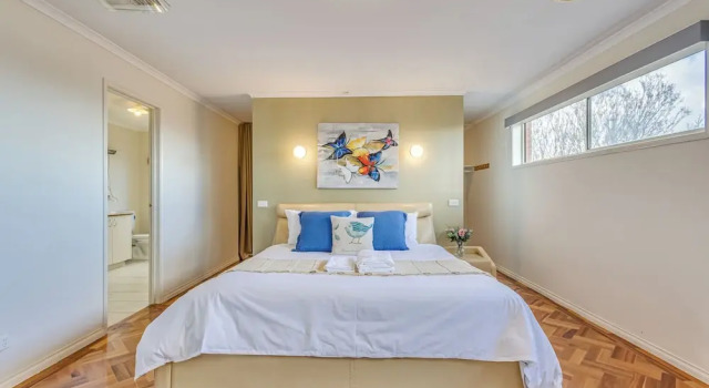 StayAU Family Home in Caroline Springs, Book Vacation Home  