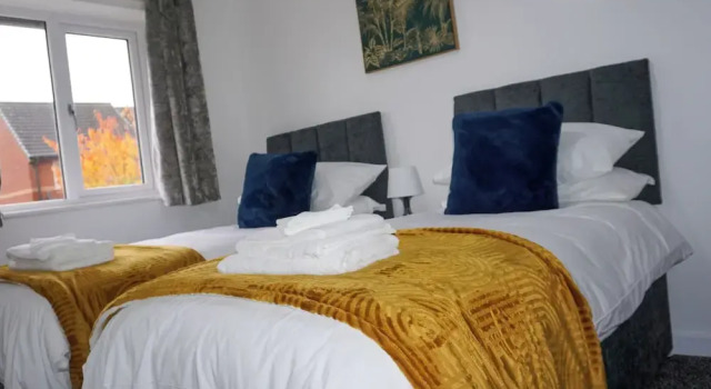 Biz & Fam Sleeps 7 Wigan w/ Parking, Self-check-in, Rezervasyon Tatil Evi Merseyside villalar, Villa