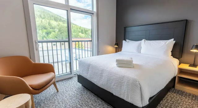Люкс с 2 комнатами Basecamp Suites Revelstoke