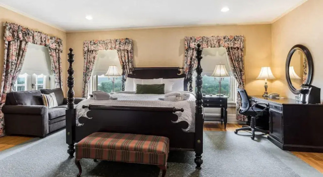 Двухместный люкс с балконом Traditions Hotel & Spa Johnson City - Binghamton, an Ascend Collection Hotel