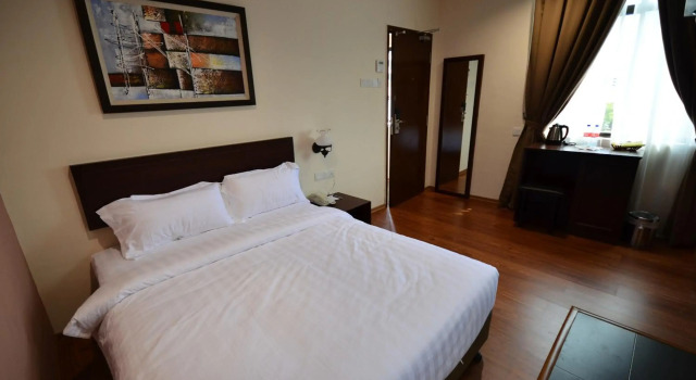 906 Riverside Hotel
