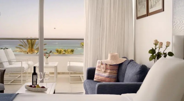 Семейный номер Standard с балконом и с видом на море Grecian Sands Hotel