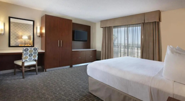 Двухместный люкс с 2 комнатами Embassy Suites by Hilton Anaheim North