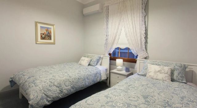 Rawson's Retreat - Five Bedroom Home - Walk CBD - Includes Breakfast