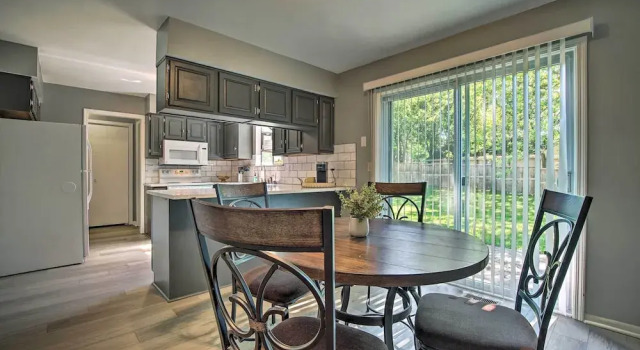 Апартаменты Modern Townhome w/ Fireplace: Near Stoll Park