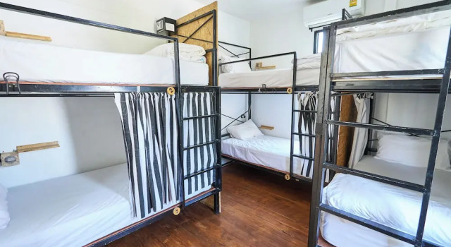 Кровать в общем номере Sherloft Home & Hostel