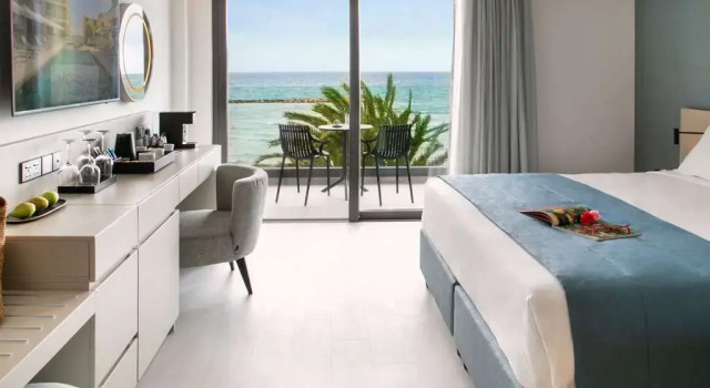 Номер Standard с балконом и с видом на море Mercure Larnaca Beach Resort