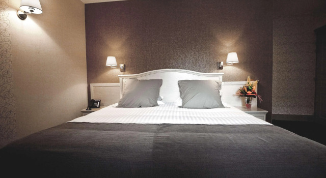 Best Western Le Duguesclin Hôtel-Restaurant, Забронировать Отель Отели Сен-Бриё с парковкой, Парковка