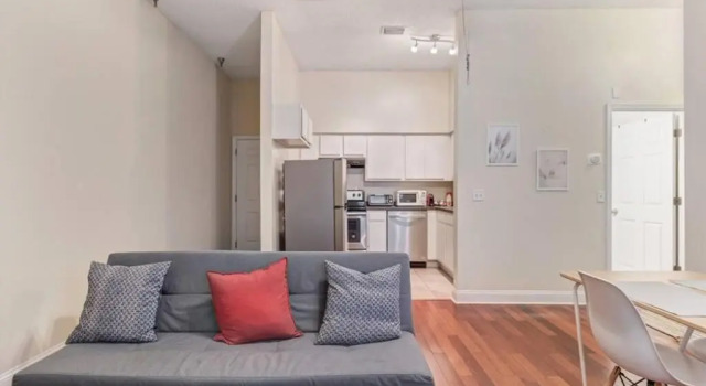 LT Stay Discounts! Cozy 2 BR Apt - Pet Friendly!, Rezerwuj Hotel Jacksonville Floryda, w pobliżu Springfield Park