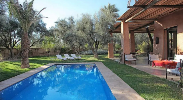 Вилла Lankah - Authentic villa with private heated pool close to city center