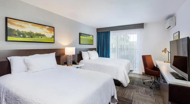 Четырёхместный номер Standard с балконом Hilton Garden Inn Davis Downtown