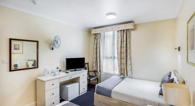 Четырёхместный номер Deluxe Grantly Hotel