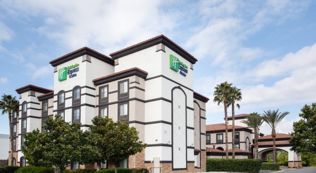 Holiday Inn Express and Suites Ontario Airport by IHG, Rezerwuj Hotel Creekside Kalifornia