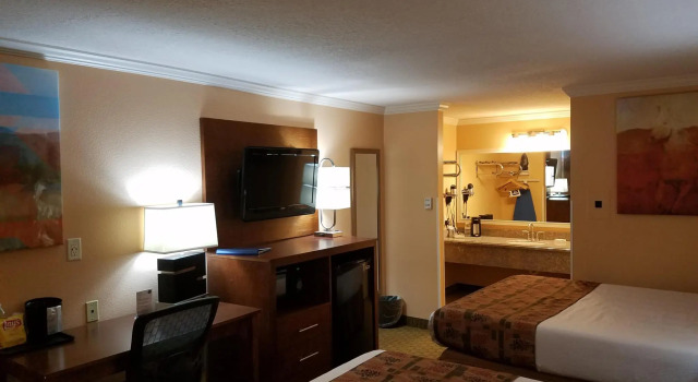 Четырёхместный номер Standard SureStay by Best Western Lakeview