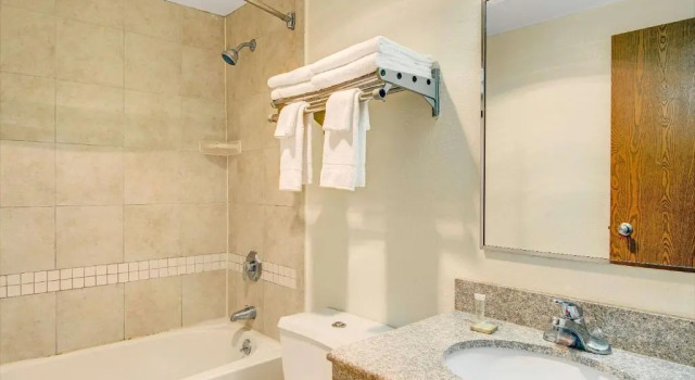 Четырёхместный номер Standard Super 8 by Wyndham Stamford/New York City Area