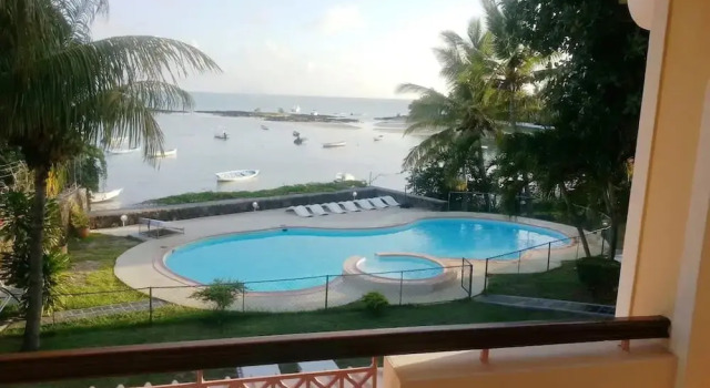 Вилла Residence With 6 Seafront Bungalows and Swimming