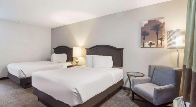 Четырёхместный номер Standard Rodeway Inn Lumberton Central