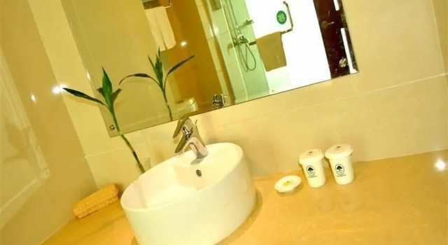 Двухместный номер Standard GreenTree Inn Zhoushan Xincheng Business Hotel