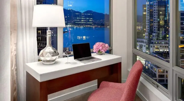 Люкс с видом на гавань Auberge Vancouver Hotel
