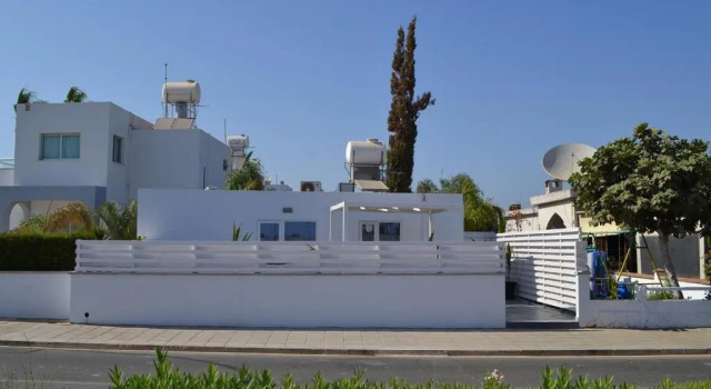 Студия Makronissos Beach Villas