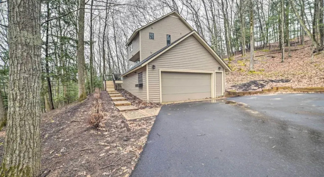 2 Mi to Tunnel of Trees: Home w/ Furnished Deck, Rezerwuj Hotel Bay Harbor Michigan