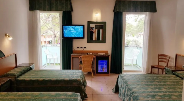 Четырёхместный номер Superior с балконом Hotel Mediterraneo