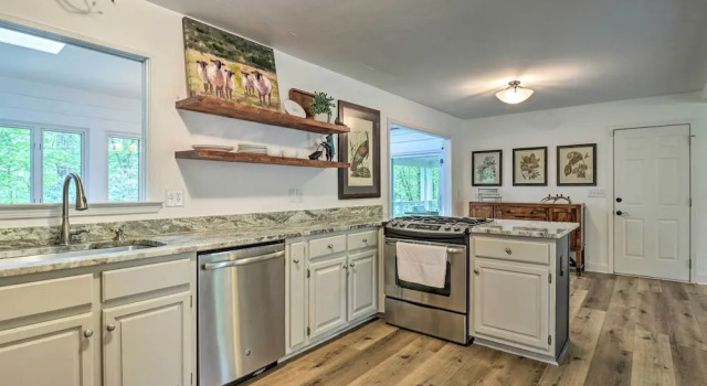 Highlands Cottage w/ Sunroom ~ 1 Mile to Downtown!, Buchen Sie Ferienhaus Highlands North Carolina