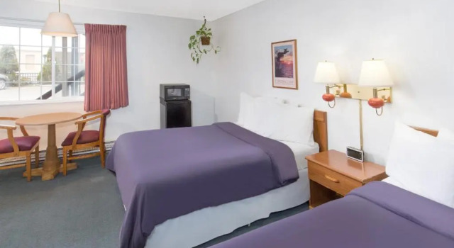 Четырёхместный номер Standard Redwood Inn